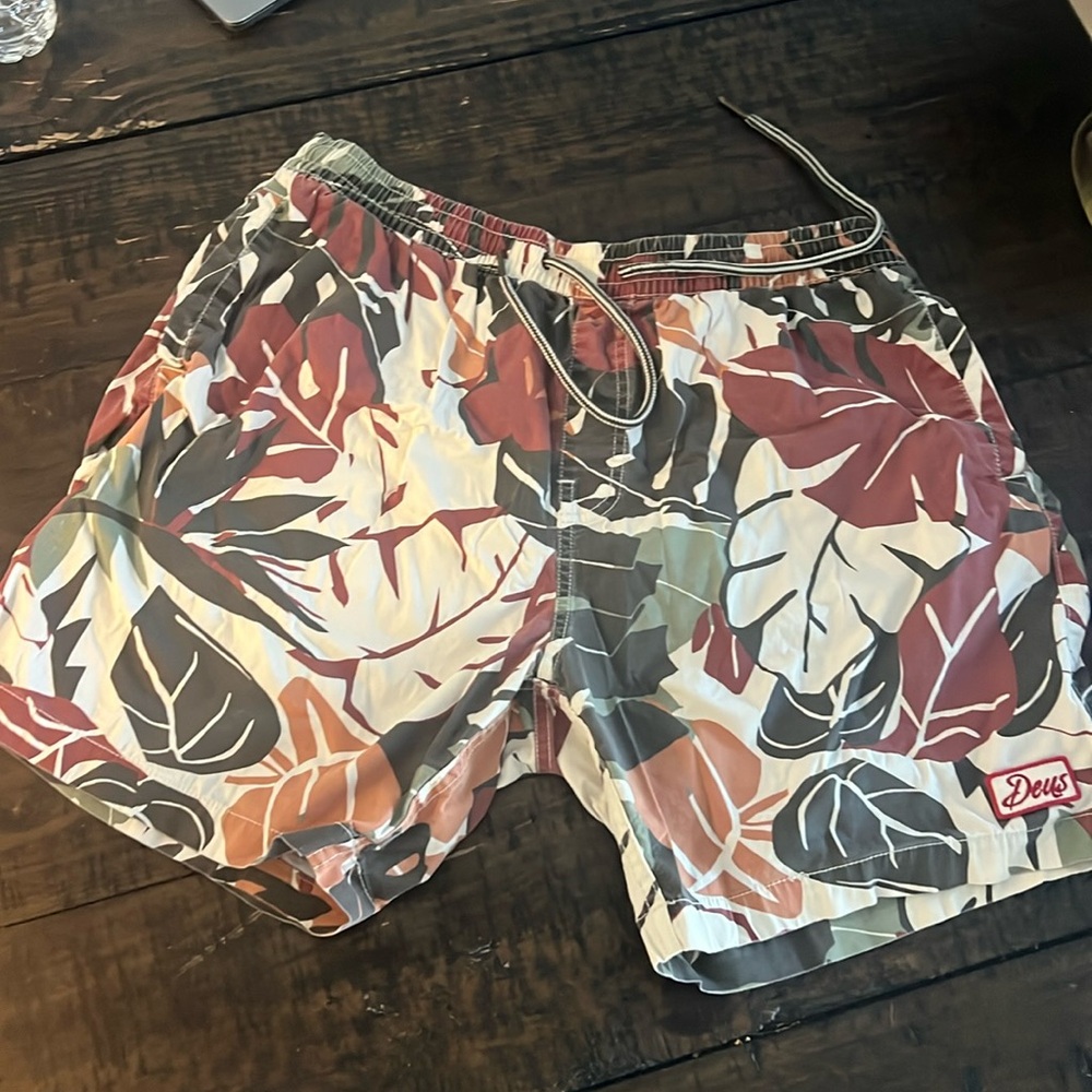 Deus shorts - palm print size large